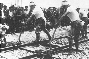 1952: Receives high reputation for the simplified railroad tie adjustment machine.