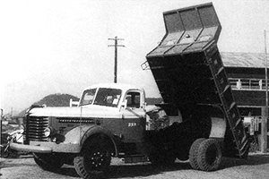 1954: Starts development of hydraulic industrial machines. Completes the first dump truck.