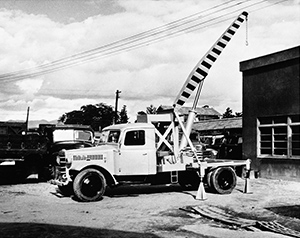 1955: Tadano introduces Japan's first hydraulic truck crane, the OC-2, with a 2-ton lifting capacity.