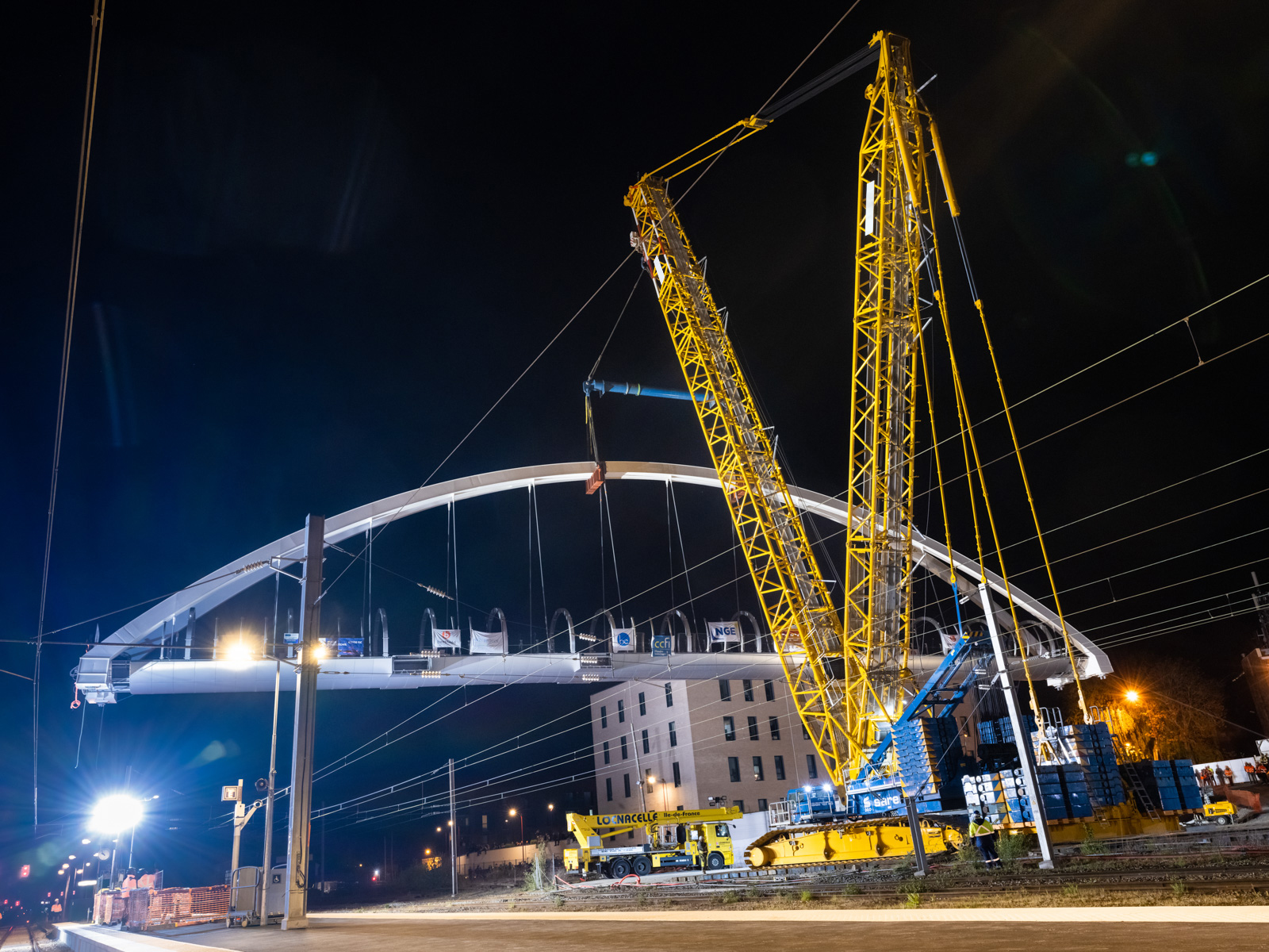 Tadano CC 38.650-1 lifts 250-tonne bridge Tadano CC 38.650-1 lifts 250-tonne bridge