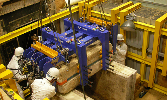 Technical cooperation in the disassembly of the Takamatsuzuka Tomb's stone chamber