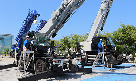 Testride our cranes while summer plant tours for families
