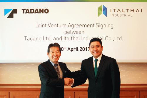 Mr. Koichi Tadano, CEO of the Tadano Group, and Mr. Yuthachai Charanachitta, CEO of the Italthai Group, at the Signing Ceremony