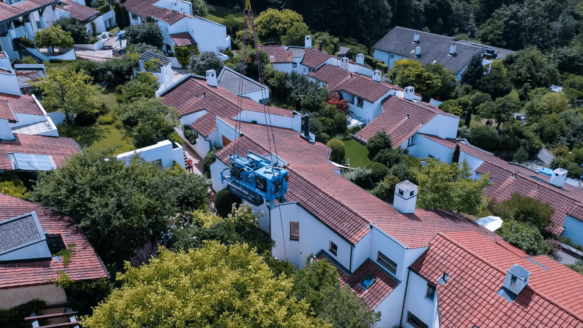 Tadano AC 7.450-1 Lifts Drilling Rig Over Rows of Houses