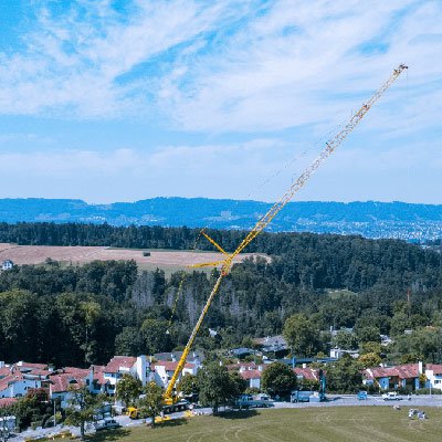 Tadano AC 7.450-1 Lifts Drilling Rig Over Rows of Houses