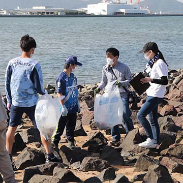 Tadano goes to the beach - to clean and promote sustainability