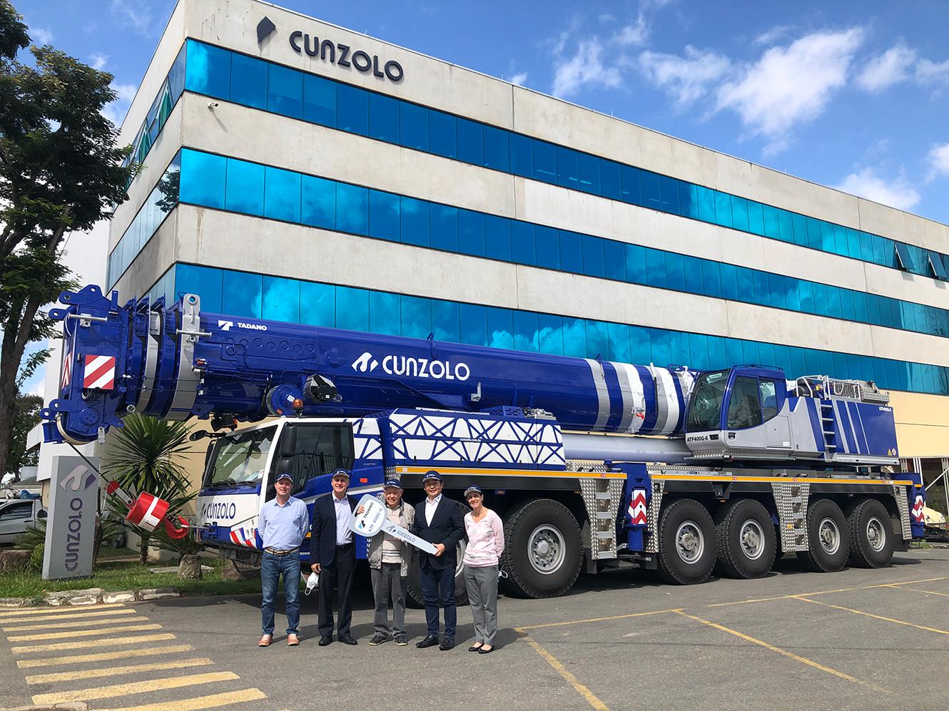 From left to right: Marcos Cunzolo (General Director, Cunzolo) - Anilton Leite (Sales Manager, Tadano Brazil) - Rodolfo Cunzolo (President, Cunzolo) - Masatoshi Hirano (President, Tadano Brazil) - Renata Cunzolo (Financial Director, Cunzolo).