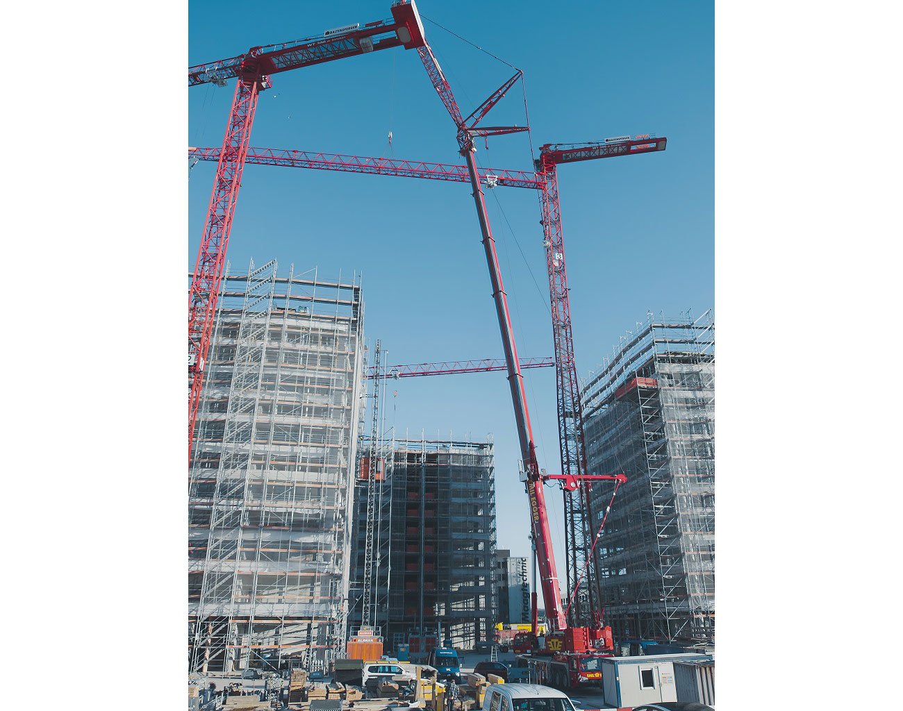 Tadano AC 7.450-1 owned by Emil Egger AG erects tower cranes