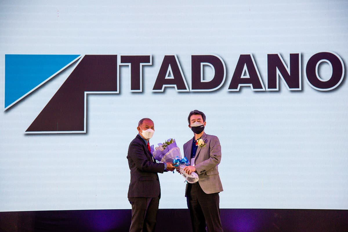 Mr. Shunsuke Mitani, Managing Director of Tadano Italthai Co., Ltd, presented a bouquet to Mr. Sutthichai Piyarattanaworasakul, Professional Crane Association President, in celebration of the AGM and his appointment as Chairman.