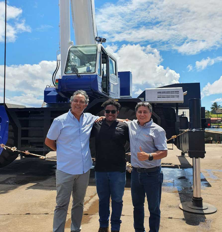 From left to right: Mr. Alberto Hereveri Rojas - Manager of maritime loading and unloading service (SASIPA SpA), Mr. Join Jair Solis Suarez - Service Assistant (TADANO Chile SpA), Mr. Manuel Ponce Barrenechea - Manager of supply and maintenance (SASIPA SpA)