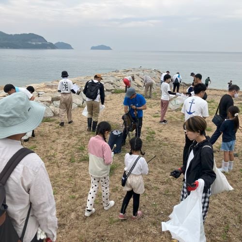 Tadano employees, union members, and families unite for beach cleanup, learning session on the impact of litter