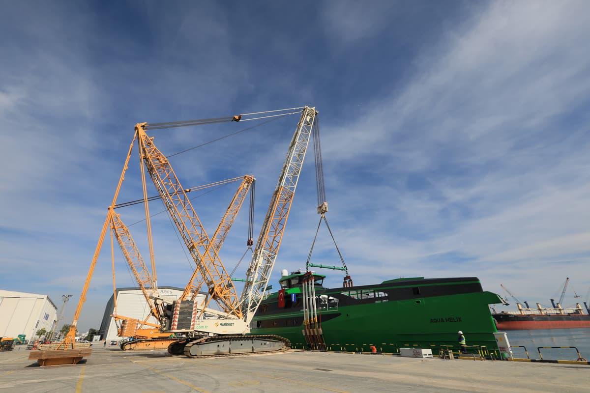 The two Demag CC 2800-1 cranes bring 410-tonne ship to water