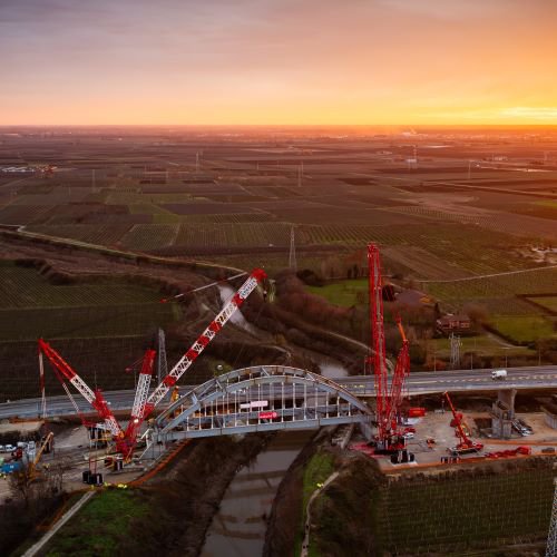 Vernazza uses two Tadano crawler cranes for a 728-ton lift