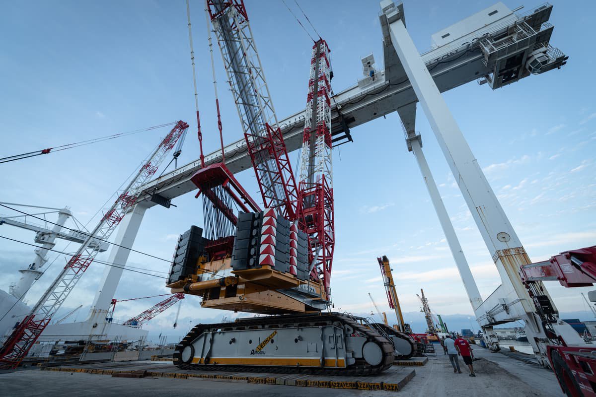 CC 6800 And CC 3800-1 Crawler Cranes Lift 1050-Tonne Gantry Crane At Marina Di Carrara