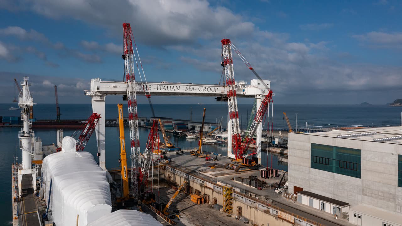 A Landmark Gets Its Last Farewell: CC 6800 And CC 3800-1 Crawler Cranes Lift 1050-Tonne Gantry Crane At Marina Di Carrara