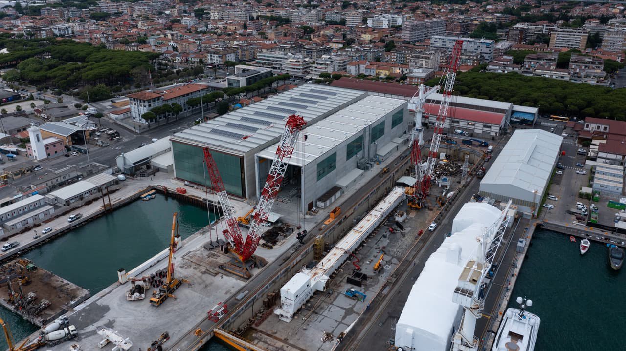 CC 6800 And CC 3800-1 Crawler Cranes Lift 1050-Tonne Gantry Crane At Marina Di Carrara