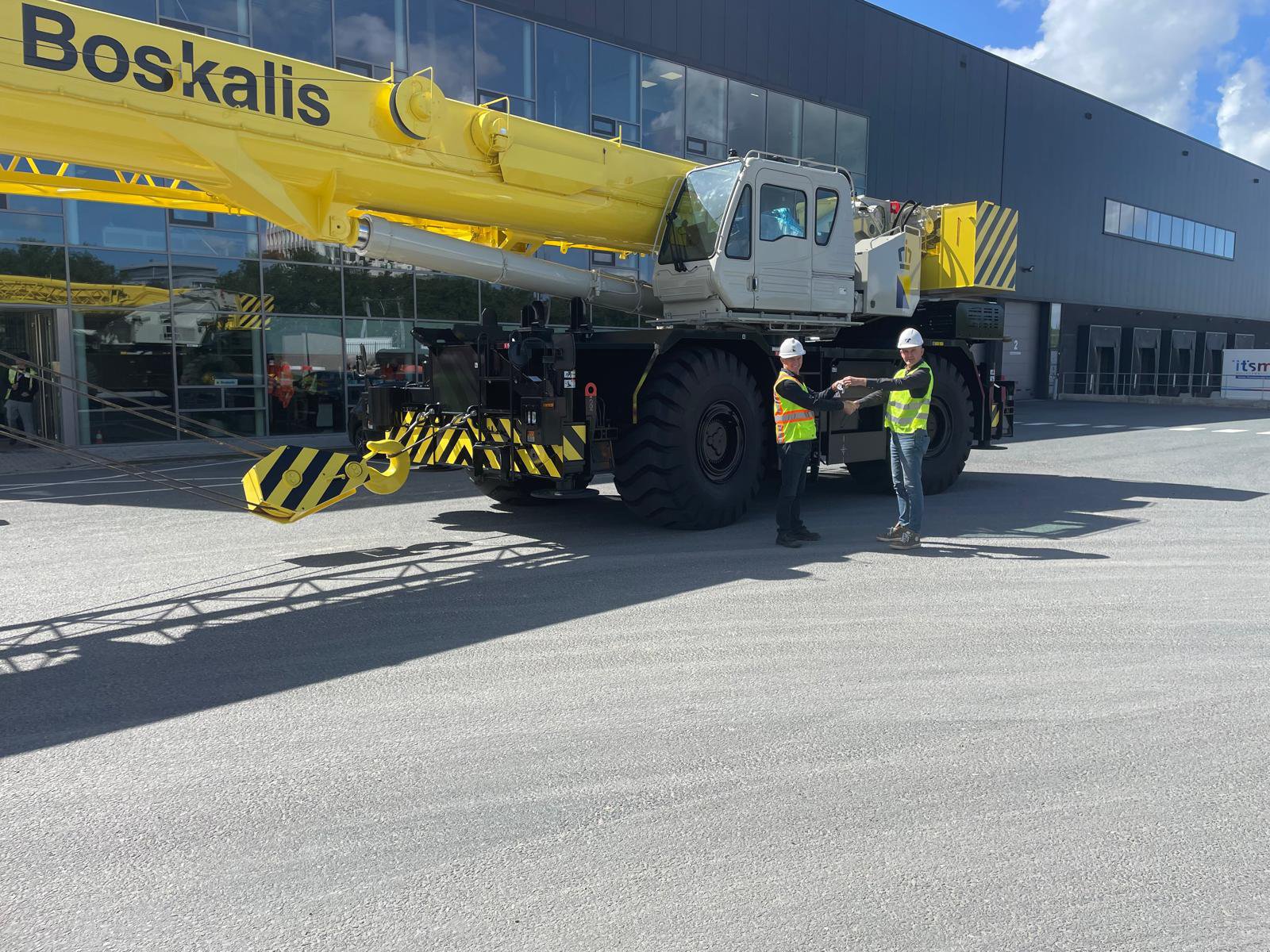 img_tadano_Boskalis_GR-1000EX-4_handover_2