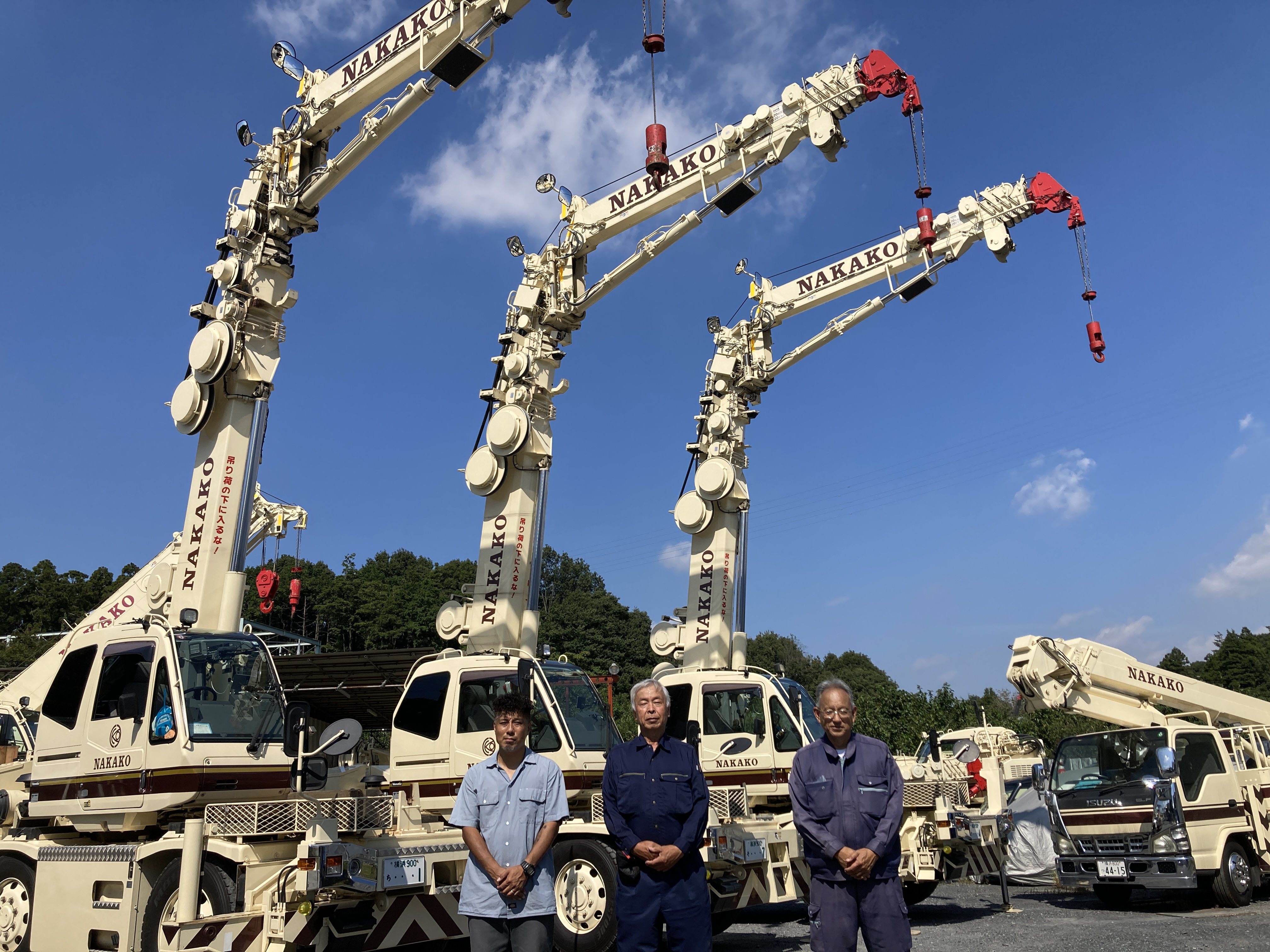 Nakako President Mr. Noriaki Nakamura (center) with crane operators Mr. Fujikawa (left) and Mr. Toyama (right) in front Pythagoras cranes, designed and built by Tadano.