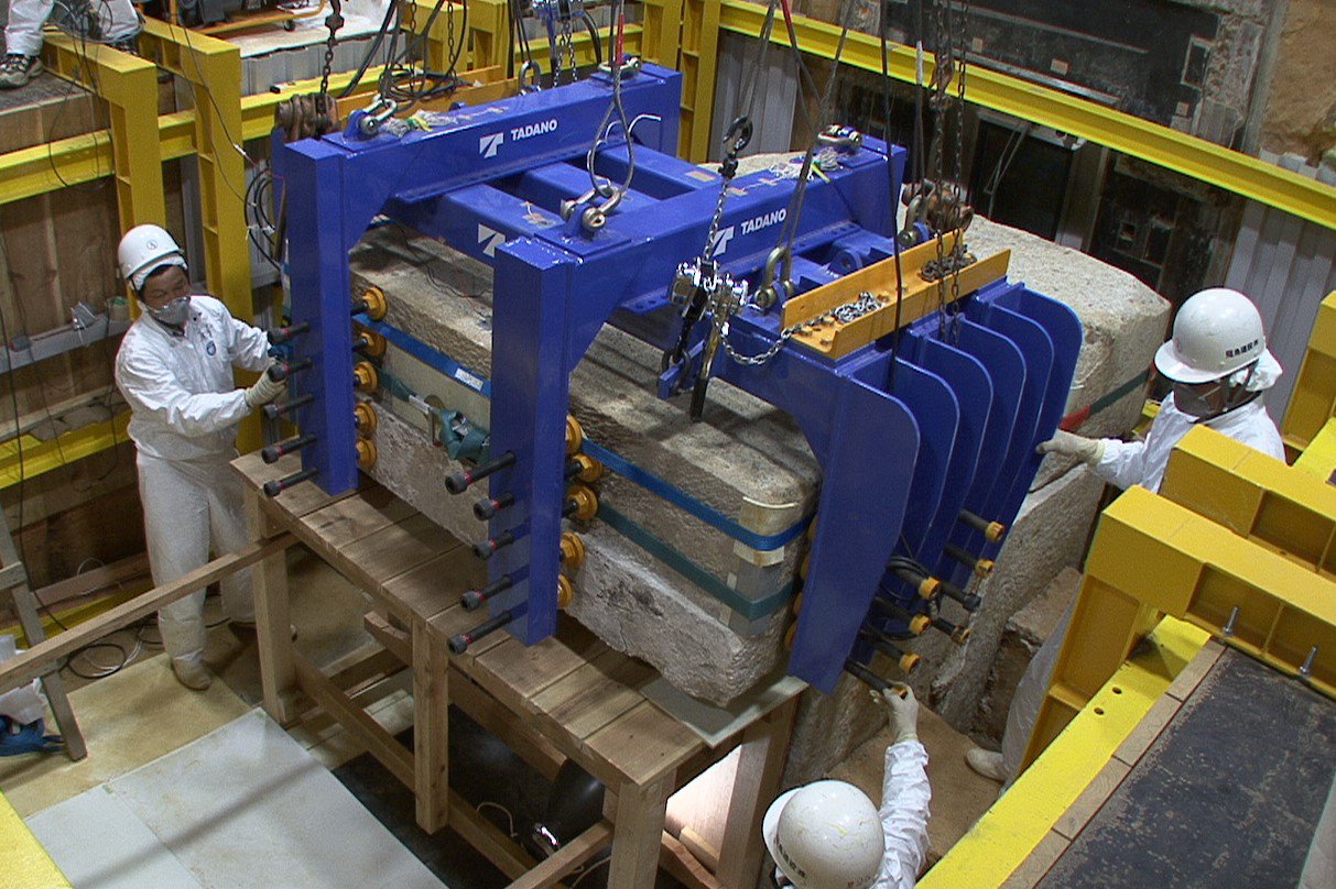 Technical cooperation in the disassembly of the Takamatsuzuka Tomb's stone chamber