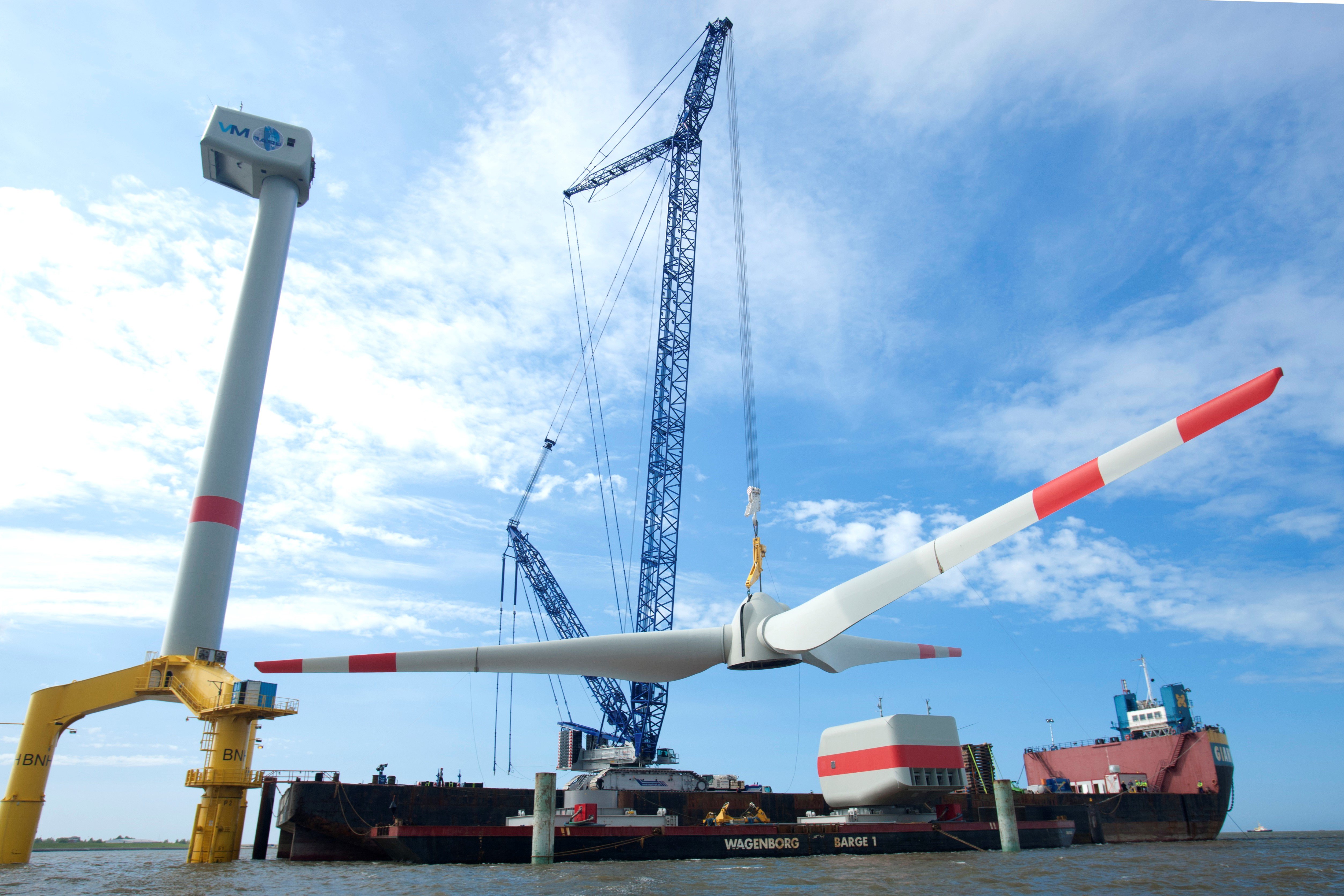 CC6800_Windmill_lift_from_barge.jpg