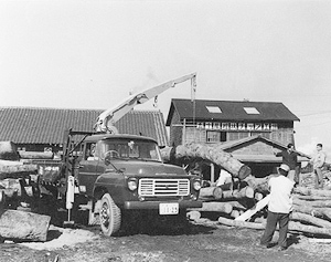1963: Constructs the company's new head office building in Takamatsu, Japan. Introduces the TM loader cranes series.