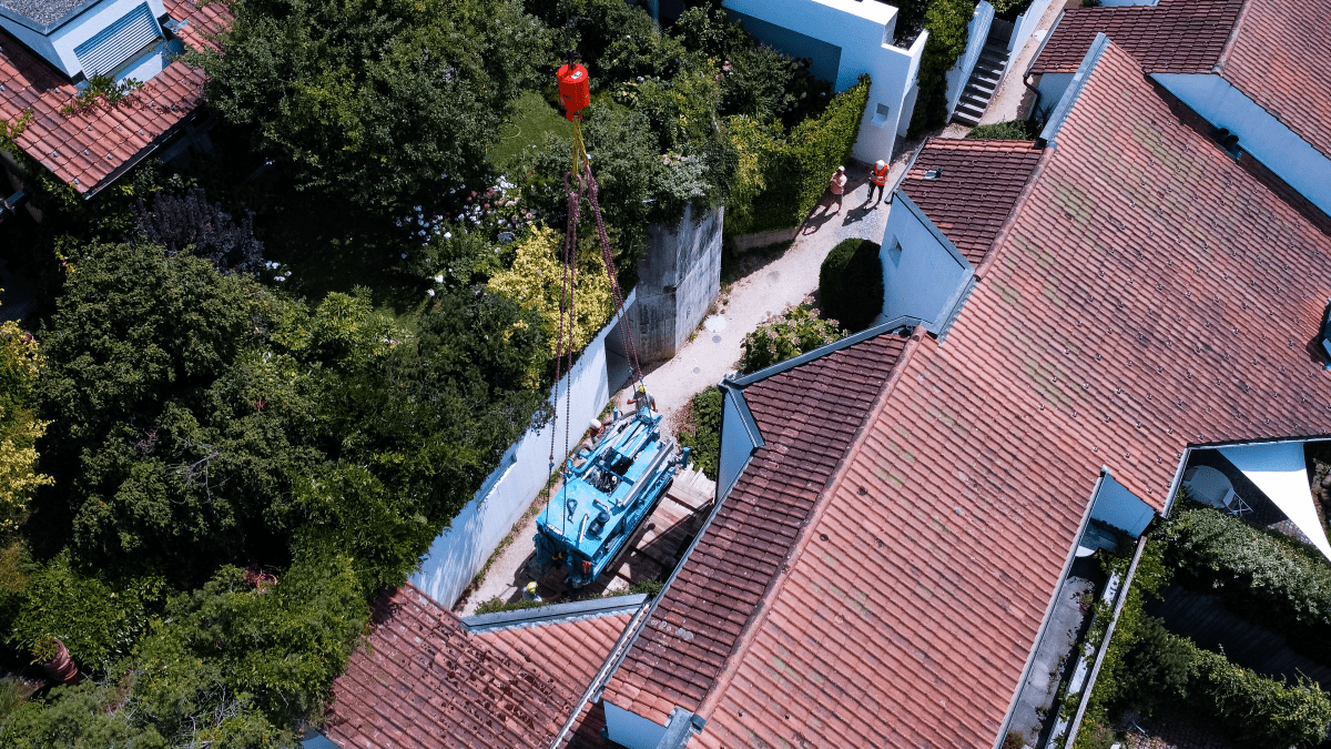 Tadano AC 7.450-1 Lifts Drilling Rig Over Rows of Houses